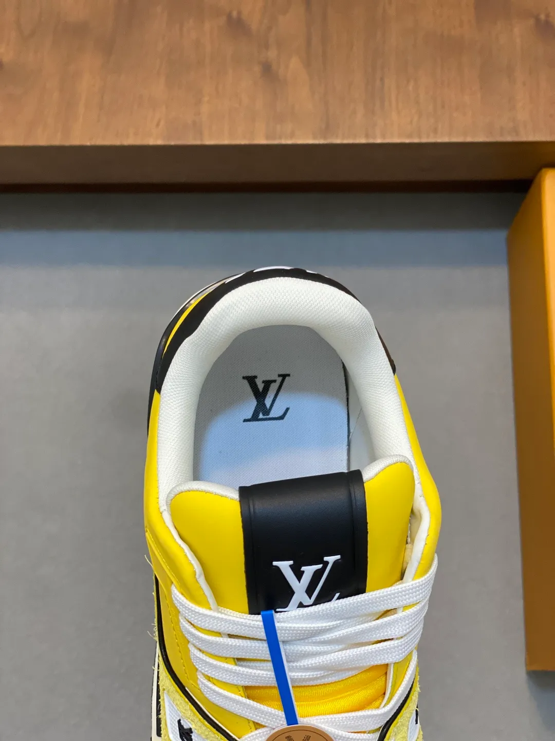 Men's men's shoes 💰820 Lujia New Color Men's 🧍‍♂️trainer sneakers, this LV Trainer sneaker is made of soft grained calfskin, showing pure tones, the #54 logo on the back traces the brand's birth in 1854, the designer's handwritten brand logo embellishes one side, designed by Virgil Abloh himself, a very commemorative sneaker, the new LV Louis Vuitton louis vuitton trainer sneaker low casual sports culture versatile basketball sneakers Size: 35-46 (customized for women 40, men 46)